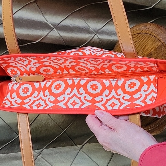 VGUC- Petunia Pickle Bottom Downtown Diaper Bag \ Tote - Picture 3 of 8